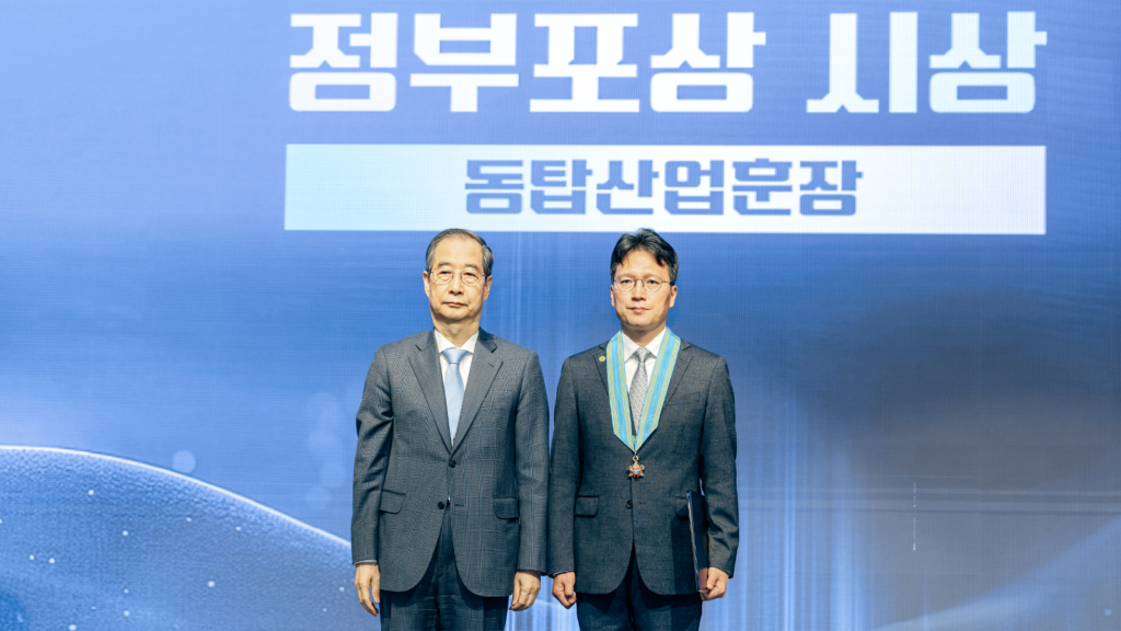 (From left) South Korea’s acting President and Prime Minister Han Duck-soo and SK hynix Vice President Doh