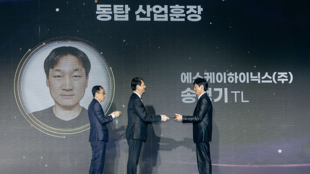 Song (right) receives the Bronze Tower Order of Industrial Service Merit from Minister of Trade, Industry and Energy Dukgeun Ahn (center)