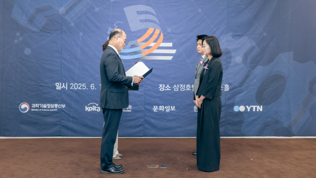 Son receives her award from First Vice Minister Chang Yune Lee of the Ministry of Science and ICT
