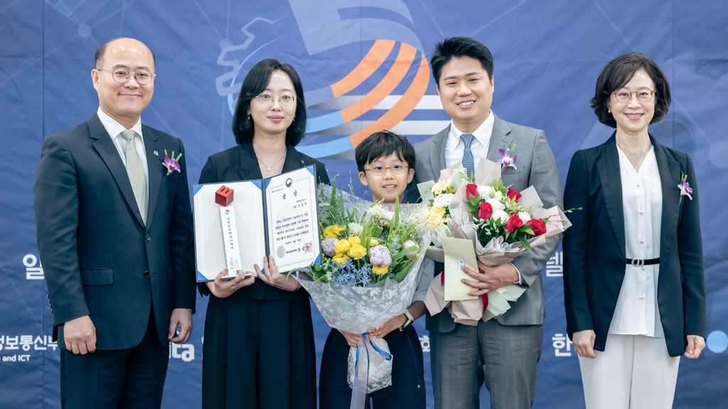 Son with her family after receiving the Engineer of Korea Award