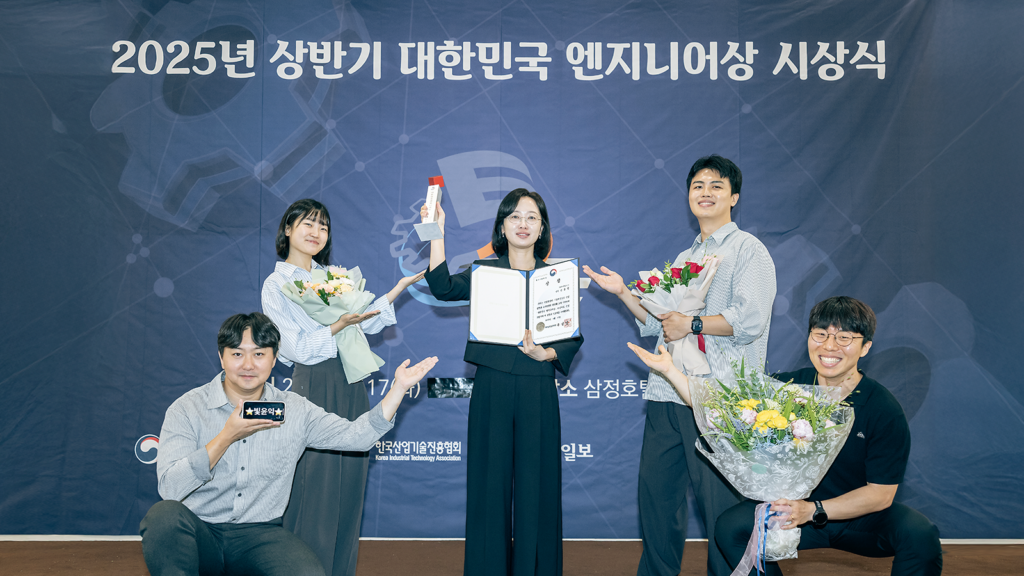 Son (center) poses for a commemorative photo with her team members