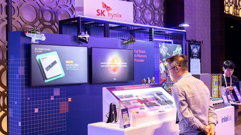 Visitors to SK hynix’s booth learning about the company’s industry-leading memory solutions