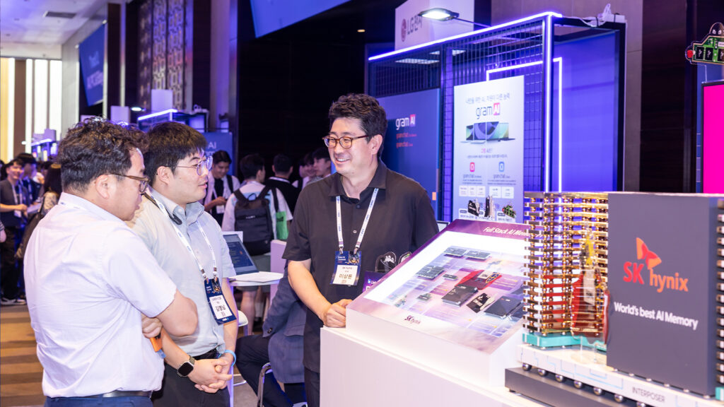 SK hynix employees introduce the company’s products and technological capabilities to visitors