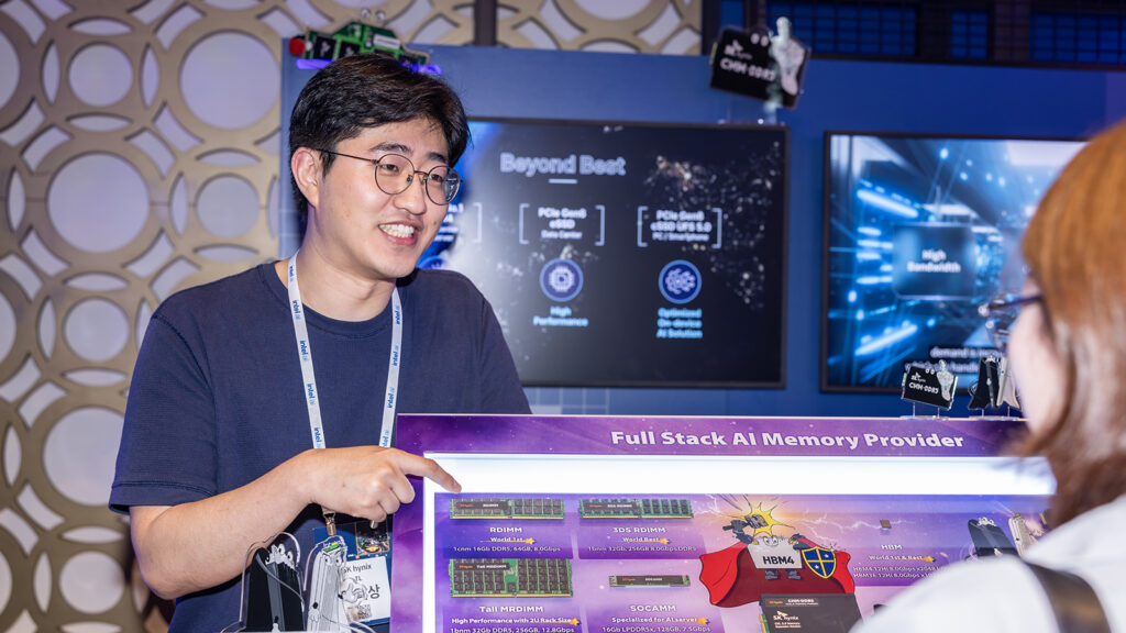 SK hynix employees introduce the company’s products and technological capabilities to visitors