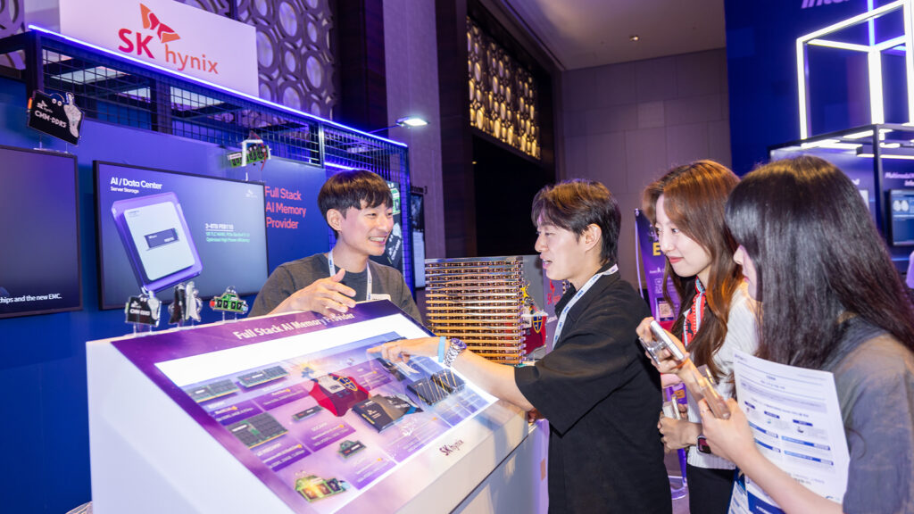 SK hynix employees introduce the company’s products and technological capabilities to visitors
