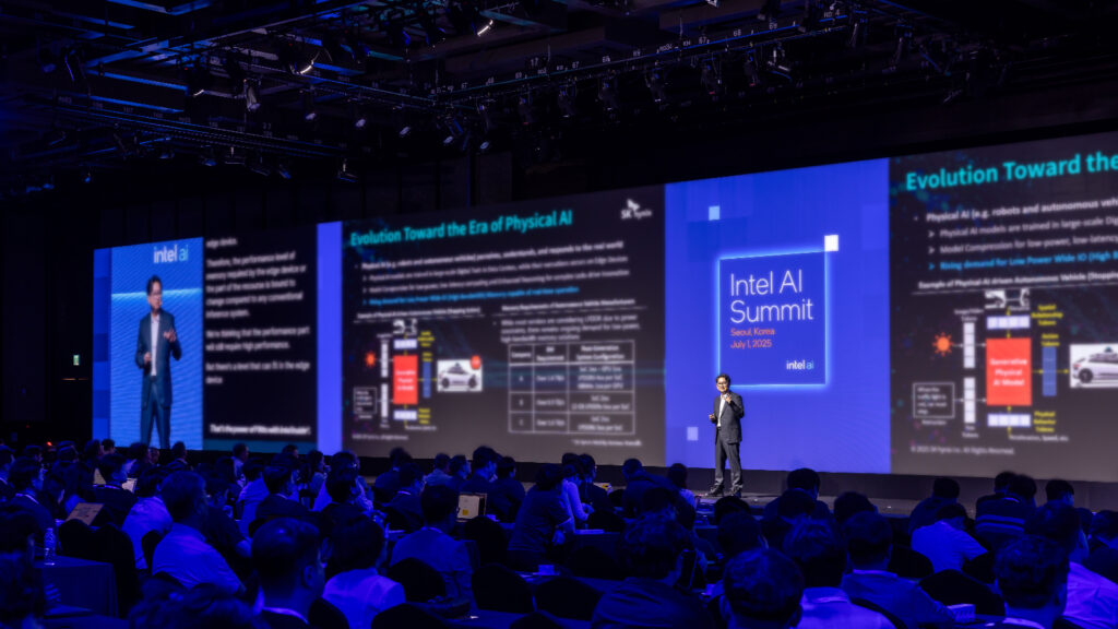 SK hynix Vice President Woosuk Chung delivers a keynote speech