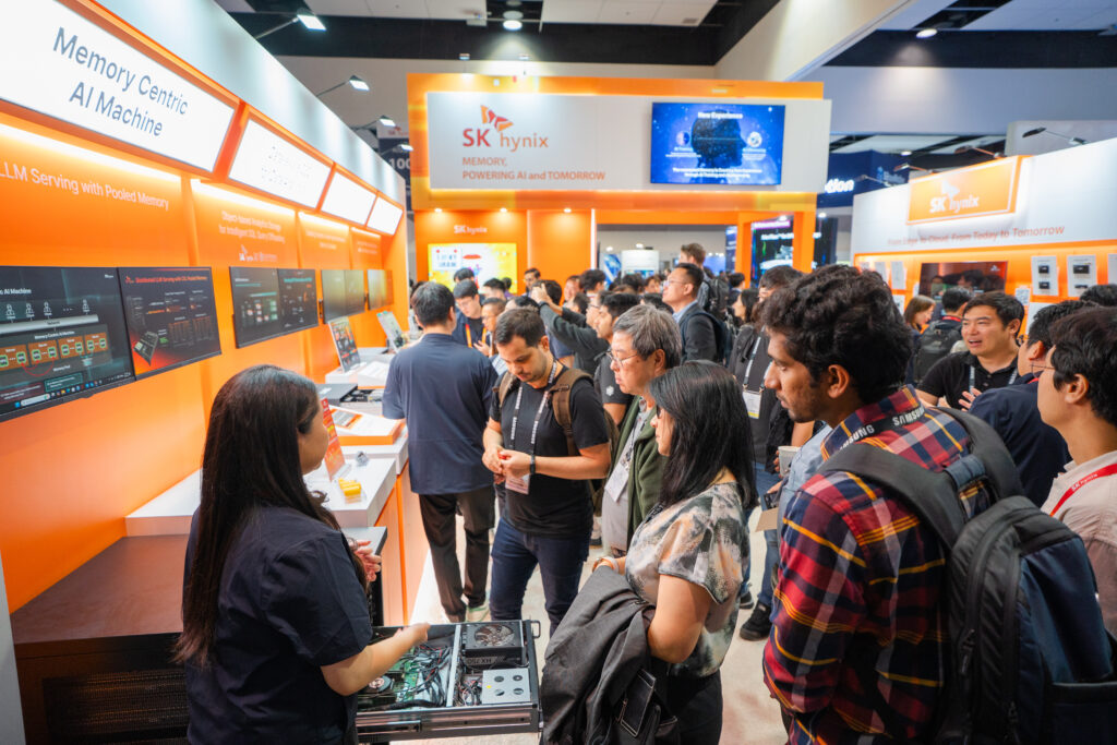 SK hynix’s booth at FMS 2025 attracted numerous visitors