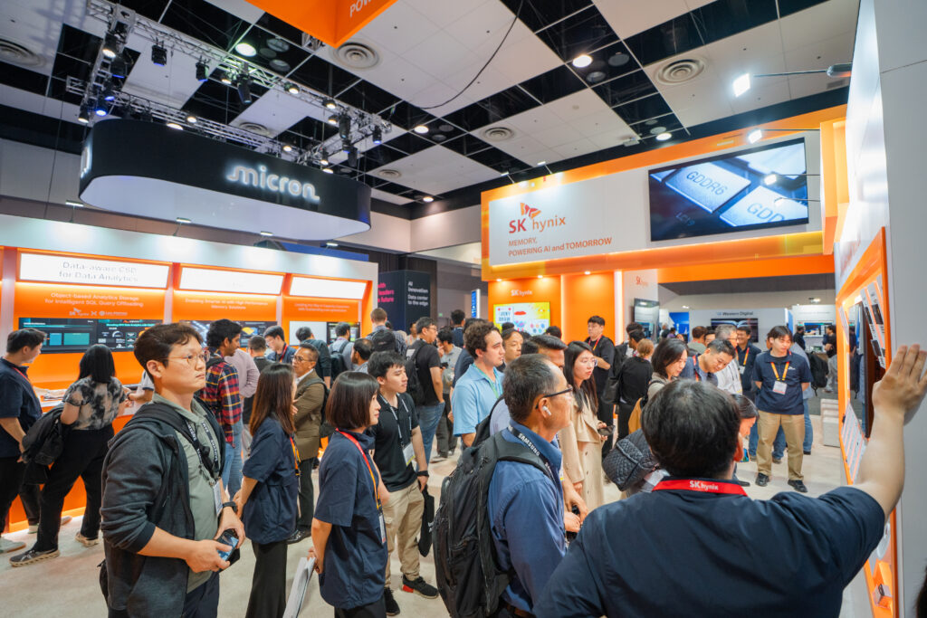 SK hynix’s booth at FMS 2025 attracted numerous visitors