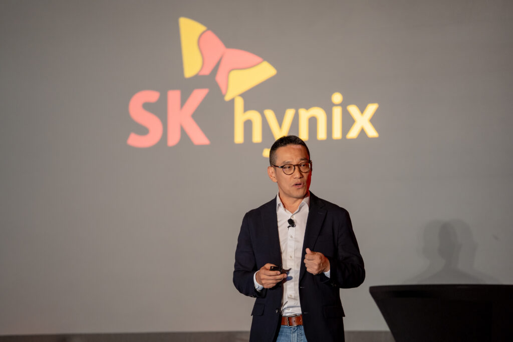 Vice President Chunsung Kim of eSSD Product Development delivering the keynote speech