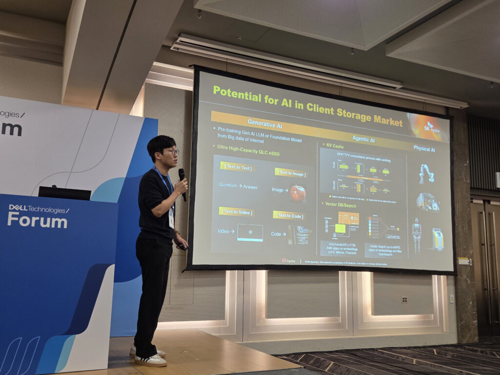 Jungwon Park of SSD Product Planning delivering a presentation on AI storage technologies